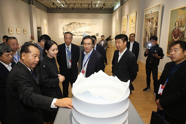 审核评估专家组考察球王会.jpg